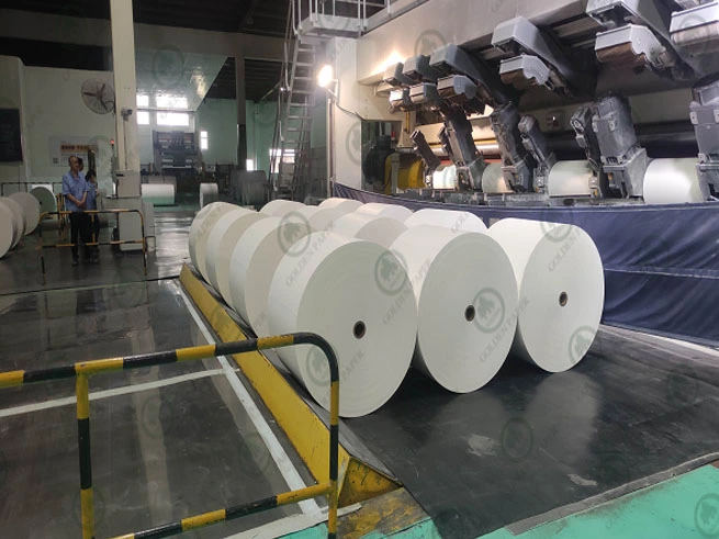 GOLDENES PAPIER glänzst in der sich entwickelnden globalen Papier industrie